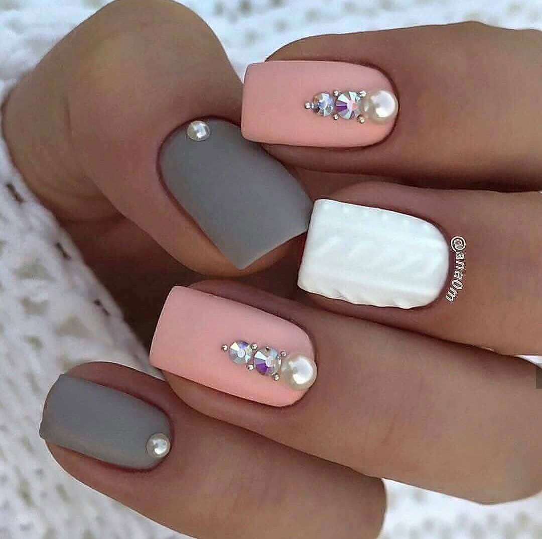 manicura gris y rosa