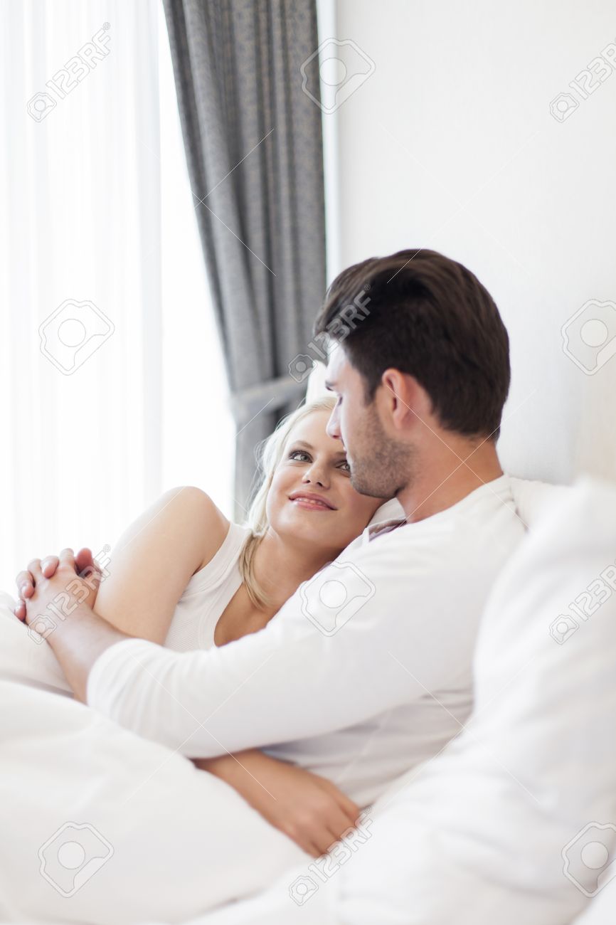 pareja en la cama abrazados