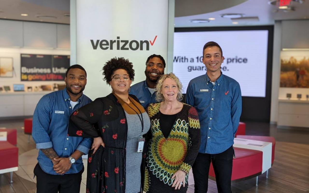 retail sales associate verizon salary