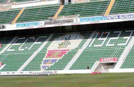 se puede cobrar entrada en un campo de fútbol municipal