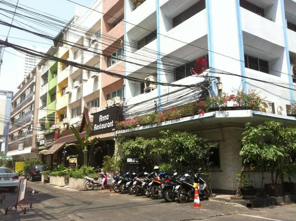 smile society hostel bangkok