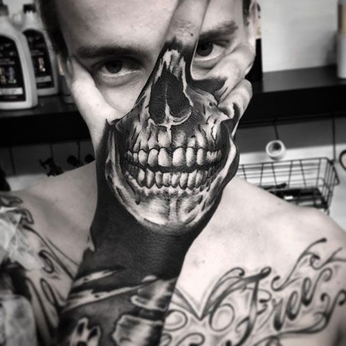 sonrisa tatuajes de calaveras en la mano