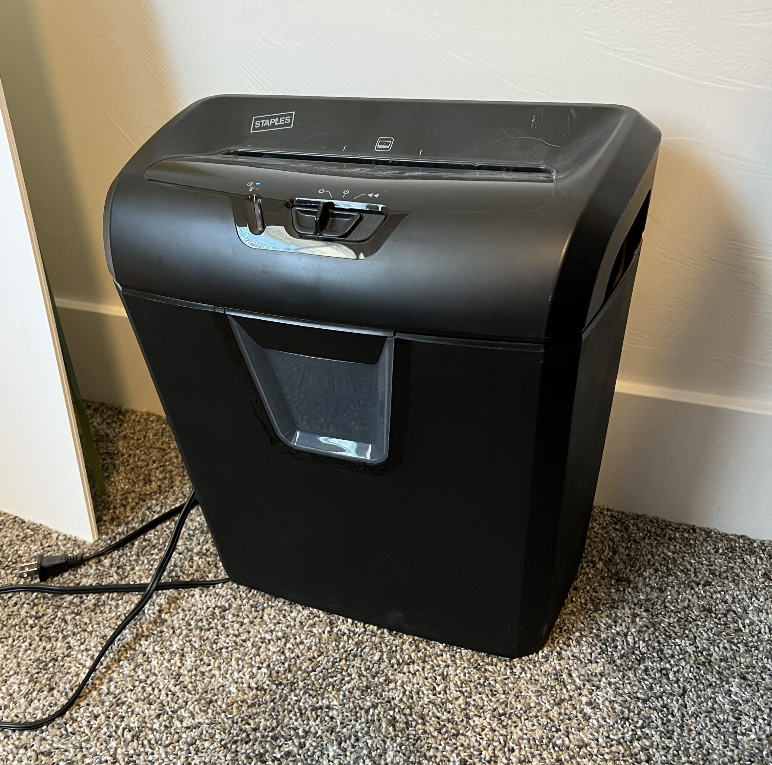 staples paper shredder