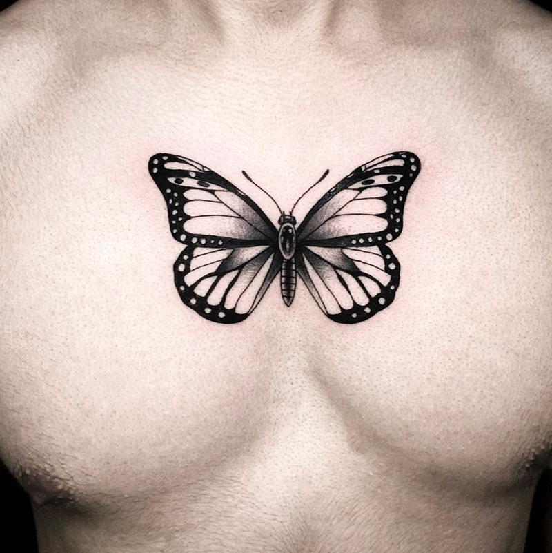 tattoo de mariposa en el pecho