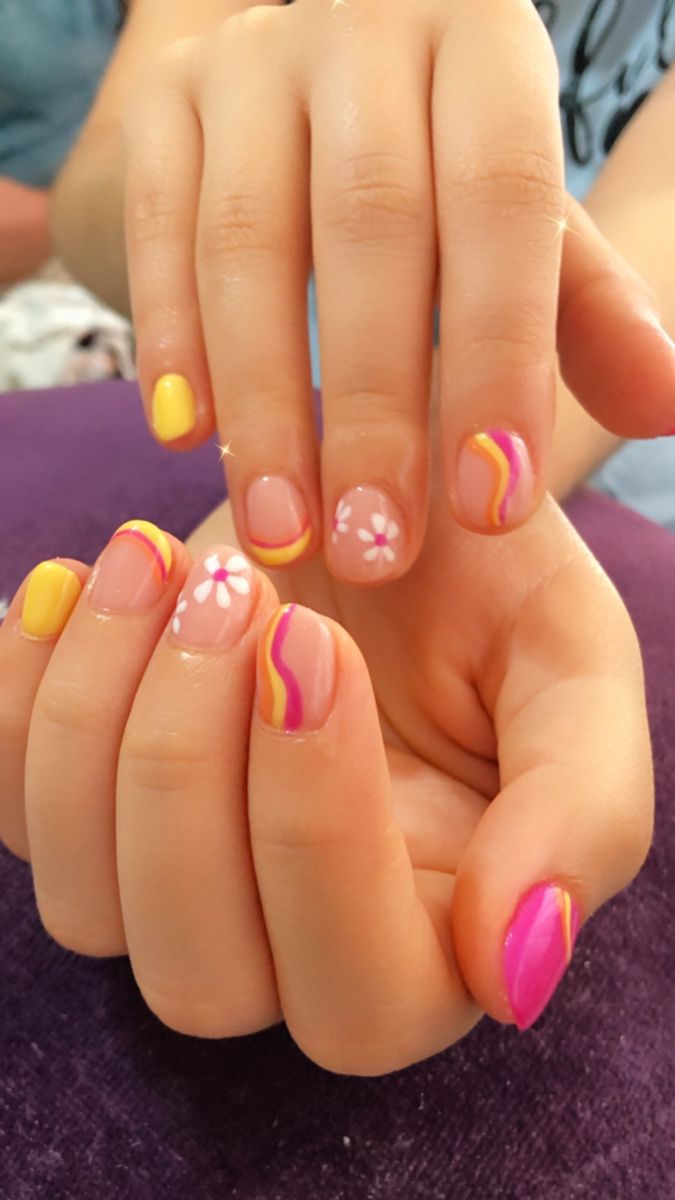 uñas amarillas con rosa